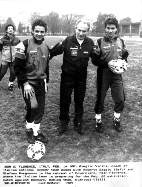 L&#39;avventura in nazionale maggiore inizia con la convocazione di Azeglio Vicini, qui con Stefano Borgonovo, il 16 novembre 1988 per la partita contro i Paesi Bassi (1-0 il risultato finale) disputata per i 90 anni della nascita della Figc (Ap) 